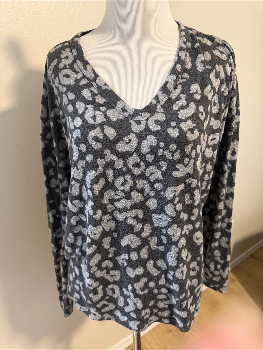 Old Navy Charcoal & Light Gray Leopard V-Neck Sweater